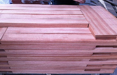 Feuille en bois rouge naturelle découpée en tranches de plancher de placage de Sapele de coupe pour des meubles