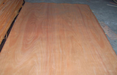 Placage en bois de coupe rotatoire jaune naturelle d'Okoume pour la surface des meubles