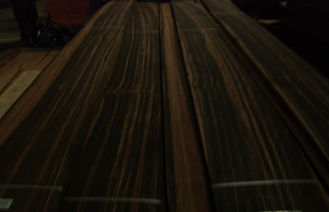 Placage naturel de coupe de quart de bois d'ébène pour les meubles et le contreplaqué