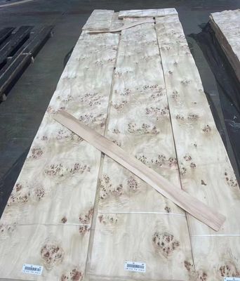 Des feuilles de placage de peuplier naturel découpées en tranches pour la décoration de meubles