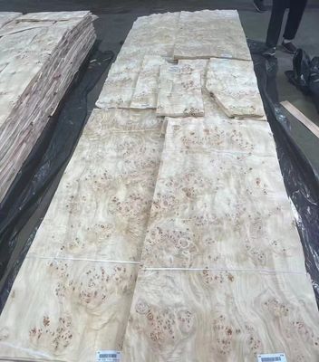 Des feuilles de placage de peuplier naturel découpées en tranches pour la décoration de meubles
