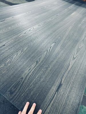 Coupe de la couronne de chêne teinte en tranches naturelles pour le contreplaqué