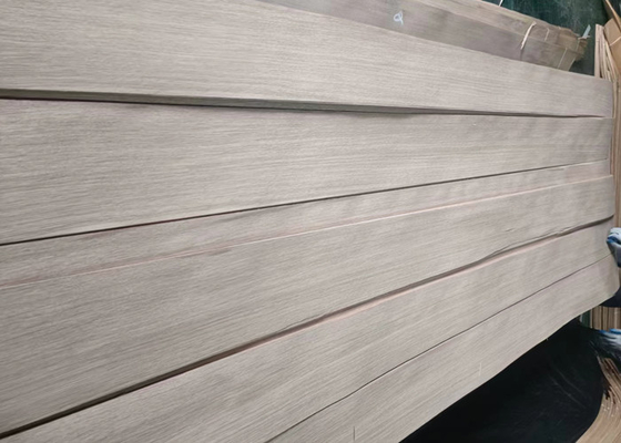 Feuilles naturelles de contreplaqué de placage sciées par quart de chêne blanc pour des meubles